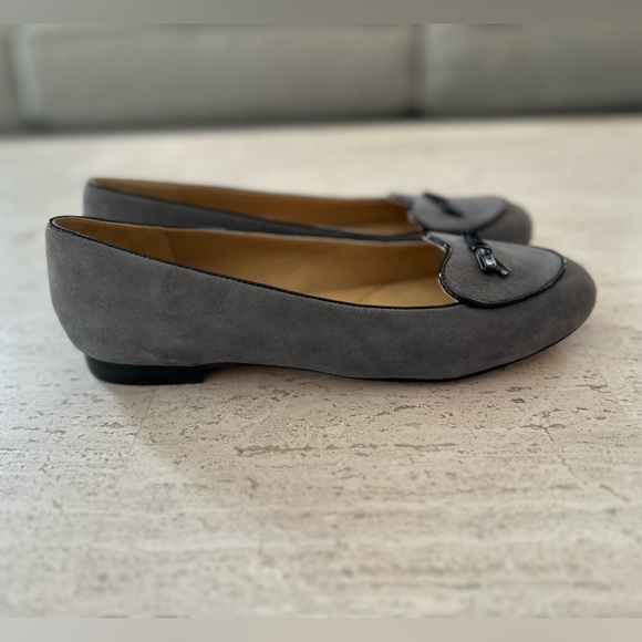 NEW Trotters “Cheyenne” Gray Suede Heart-Shaped Loafers With Patent Leather Bow - Picture 5 of 14
